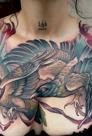 胸部鲜艳的乌鸦与丝带纹身图案