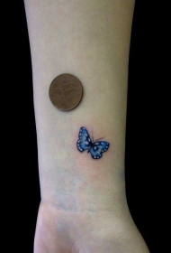 女生手腕简易小蝴蝶纹身图案