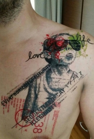 胸部有趣的男孩和个性英文字母纹身图案