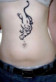 腹部黑色线条豹子纹身图案