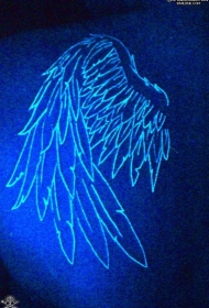 肩部线条翅膀荧光纹身图案