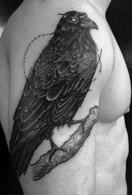 大臂雕刻风格黑色树枝乌鸦纹身图案