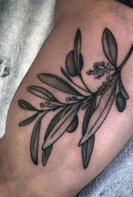 大臂点刺橄榄枝果实和花朵纹身图案