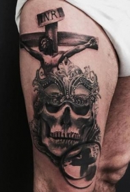 大腿黑灰风格十字架上耶稣头骨和面具纹身图案