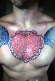 胸部复杂线条的心形和翅膀纹身图案