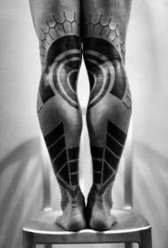 设计精美的黑色部落图腾腿部纹身图案