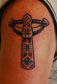 大臂古代工具和符号纹身图案