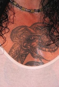 胸部黑色的蛇纹身图案