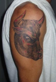 头上有血的公牛头部纹身图案