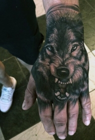 逼真的黑灰狼头手背纹身图案