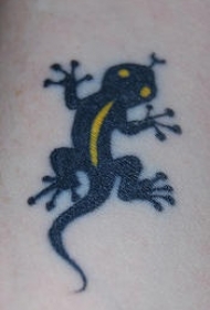 简约的黄色和黑色蜥蜴纹身图案