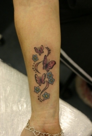 红色蝴蝶和蓝色花朵手臂纹身图案
