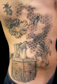 侧肋黑灰蜂箱和蜜蜂花朵纹身图案