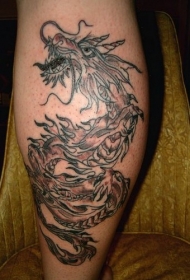 腿上的中国龙纹身图案