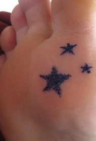 三个简单的黑色星星脚底纹身图案