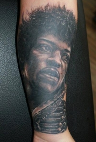 小臂黑灰写实著名歌手肖像纹身图案