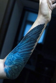 小臂写实风格蓝色翅膀纹身图案
