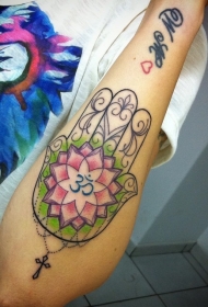 小臂简单的彩色法蒂玛之手与十字架纹身图案