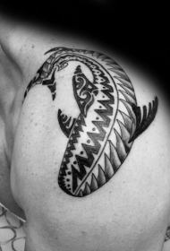 肩部华丽的黑色波利尼西亚风格大鲨鱼纹身图案