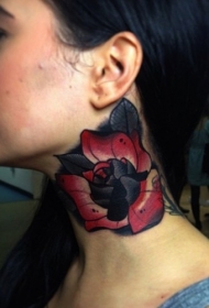 颈部old school红色和黑色玫瑰纹身图案