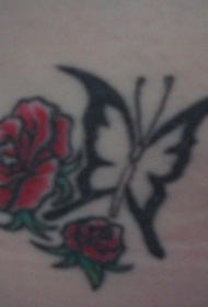 红色玫瑰和黑蝴蝶纹身图案