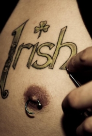 爱尔兰三叶草和字母胸部纹身图案
