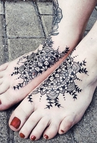 脚背有趣的黑白相间花朵纹身图案