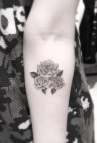 小臂小黑色小清新三朵玫瑰花纹身图案
