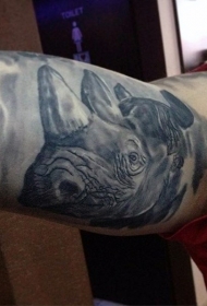大臂内侧自然的黑白犀牛头纹身图案