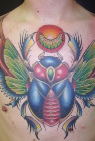 胸部彩色大翅膀甲虫和幼虫纹身图案