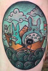 腿部彩色可爱的龙猫在纸船上纹身图案