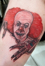 可怕的红头发小丑撕裂纹身图案