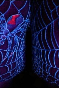 蜘蛛网和蜘蛛荧光纹身图案