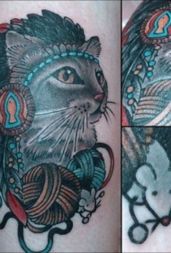 猫戴印度头饰与毛线球和老鼠纹身图案