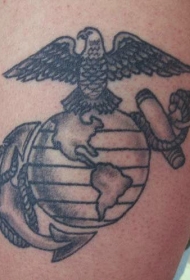 黑灰老鹰地球标志纹身图案