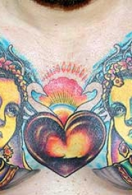 胸部印度女孩肖像和圣心纹身图案