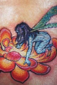 橙色花朵上的蓝色精灵纹身图案