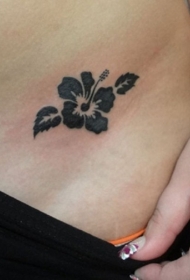 简单的黑色小木槿花侧肋纹身图案