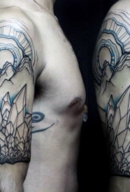 男性手臂黑色和蓝色线条山脉和晶体纹身图案