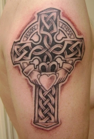 凯尔特十字架和心形纹身图案
