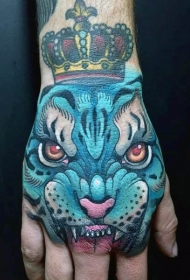 手背old school神秘的蓝色老虎与皇冠纹身图案
