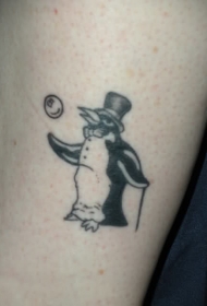 黑色企鹅和帽子泡泡纹身图案