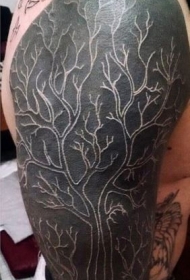 手臂个性的黑白树纹身图案