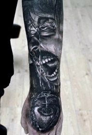 手臂恐怖的黑色疯狂男子肖像与眼睛纹身图案
