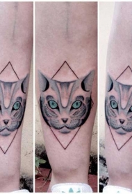 神秘的猫脸蓝色眼睛和几何图形纹身图案