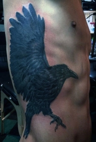 华丽的黑色飞行乌鸦侧肋纹身图案