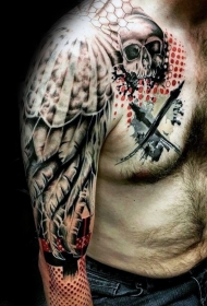 肩膀和胸部彩色羽毛和骷髅箭纹身图案