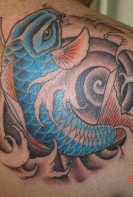 肩部蓝色的鲤鱼纹身图案