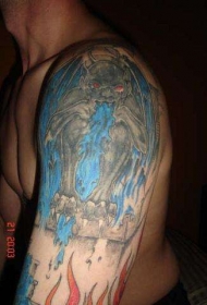 手臂石像鬼和蓝色火焰纹身图案