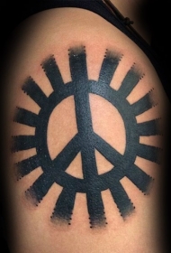 大臂黑色太平洋符号与太阳纹身图案